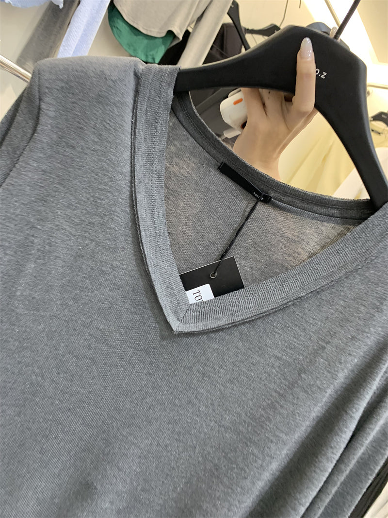 V-neck long-sleeved T-shirt
