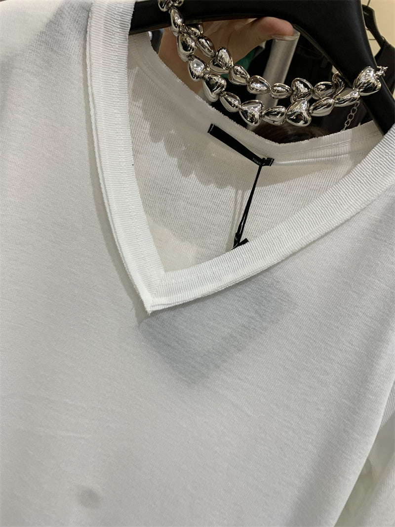 V-neck long-sleeved T-shirt