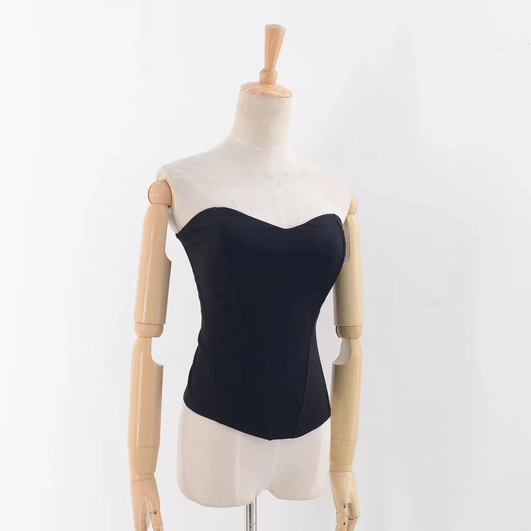Slim hot girl wears three-dimensional fishbone tube top
