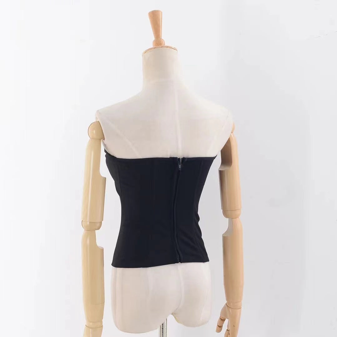 Slim hot girl wears three-dimensional fishbone tube top