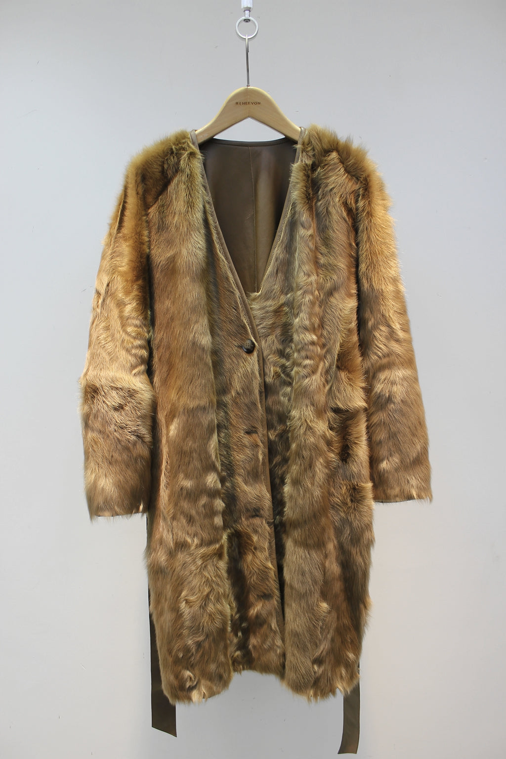 Soft small lake sheep fur one-piece V-neck reversible mid-length fur