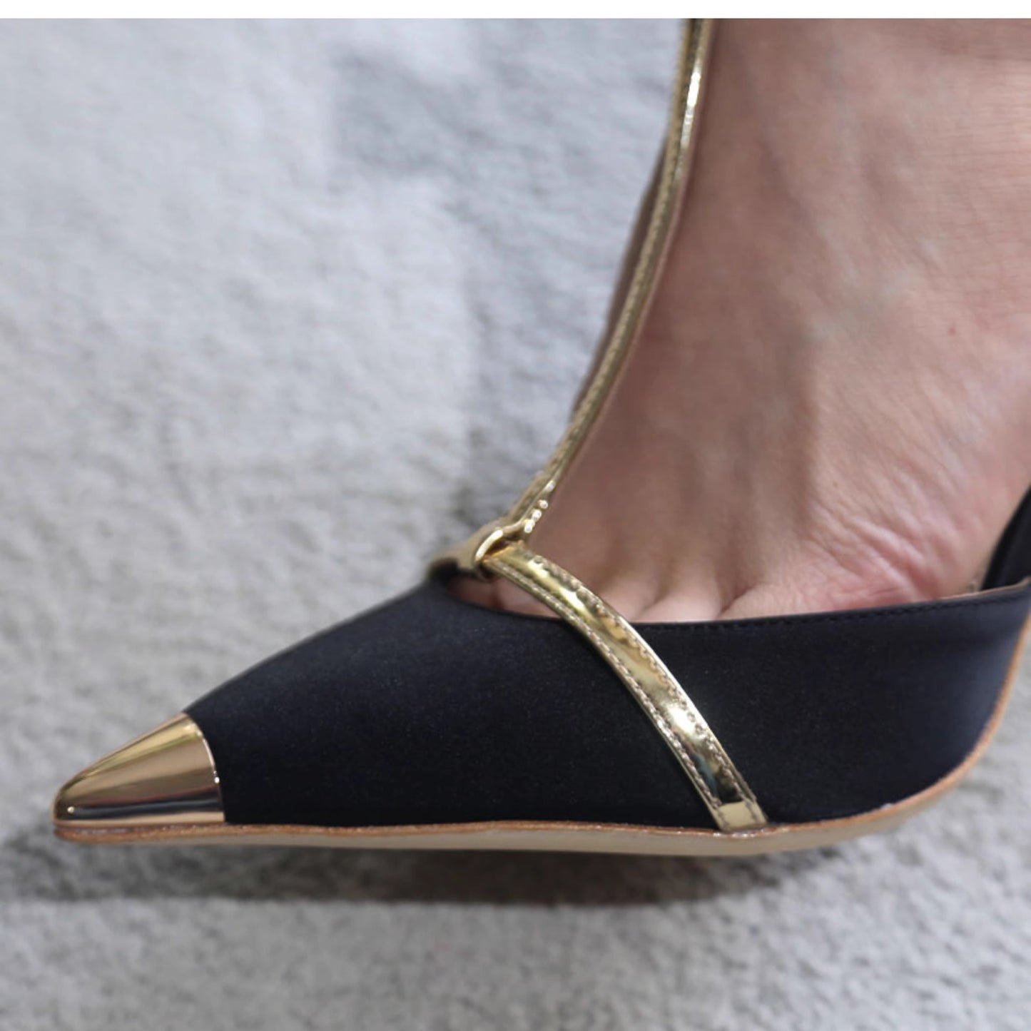 Pointed bow toe cap sandals