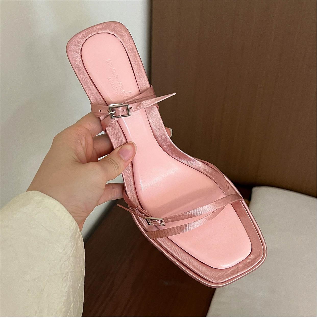 One-piece satin stiletto pumps