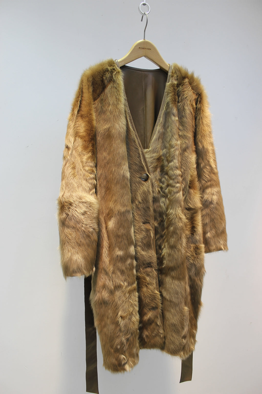 Soft small lake sheep fur one-piece V-neck reversible mid-length fur