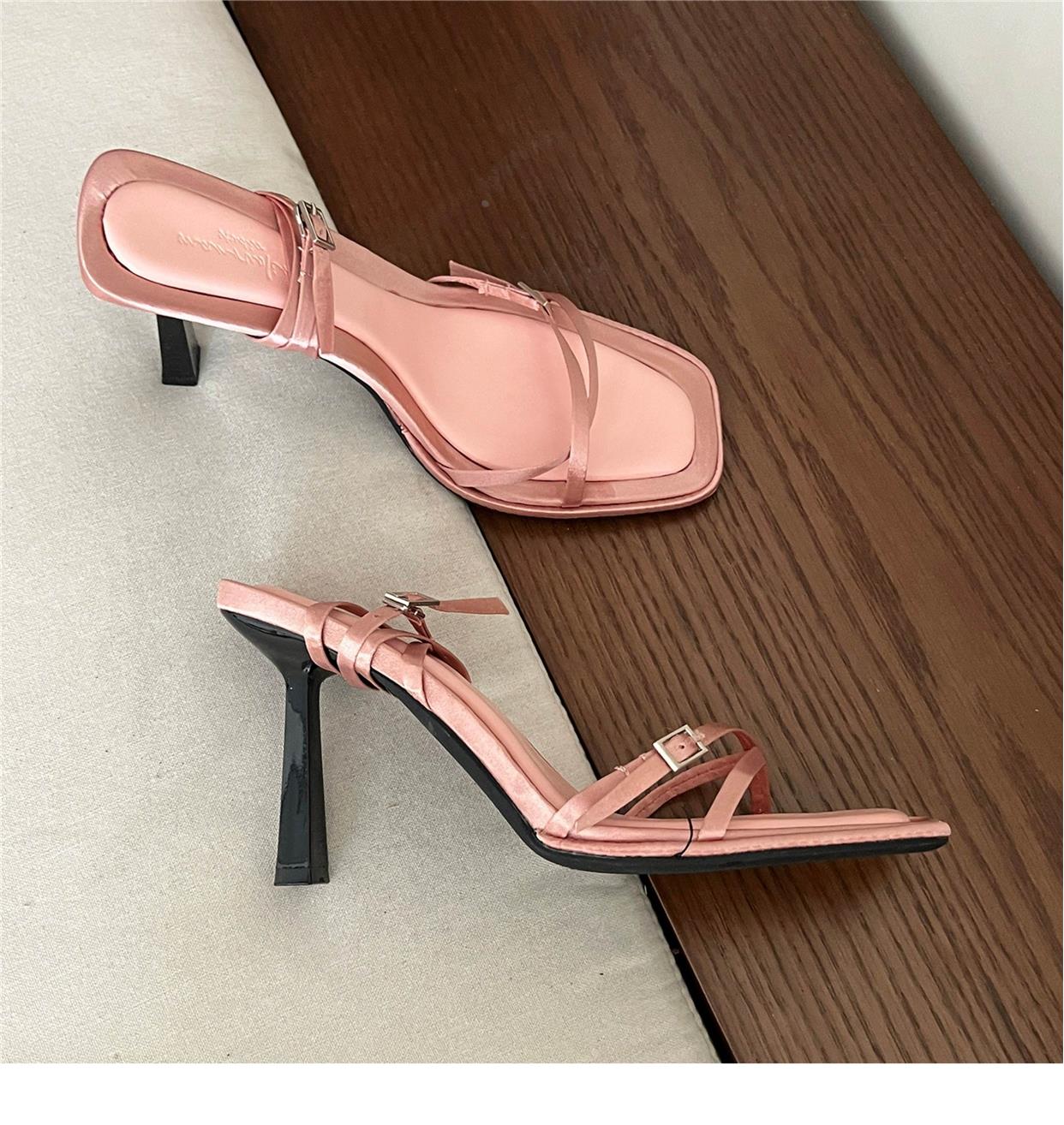 One-piece satin stiletto pumps