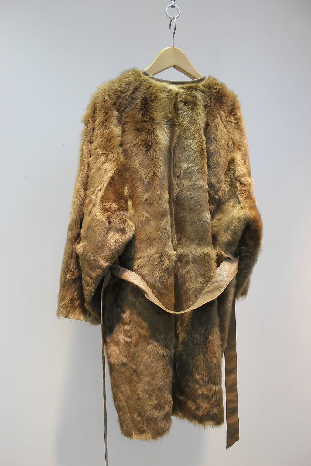 Soft small lake sheep fur one-piece V-neck reversible mid-length fur