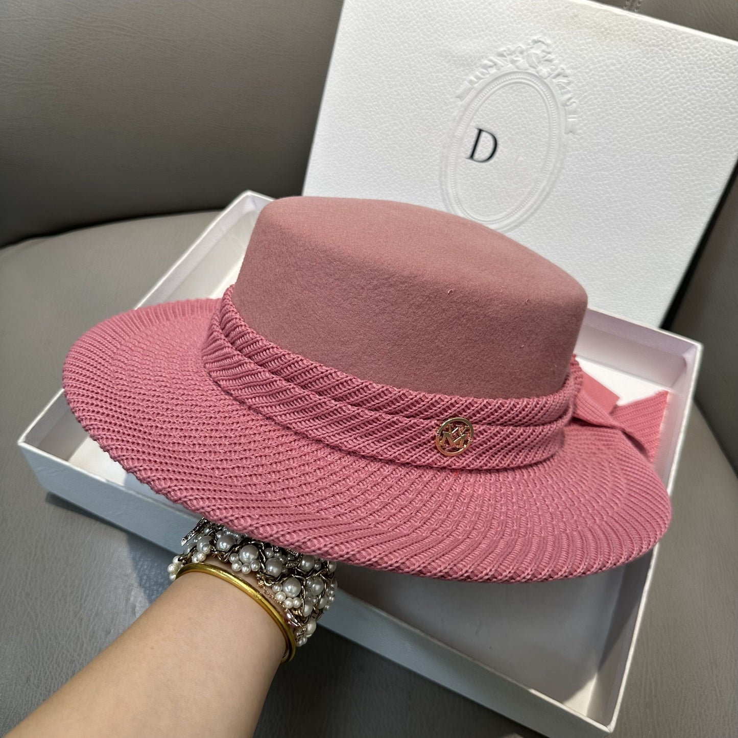 The flat-top hat is high-end and elegant in Hepburn style.