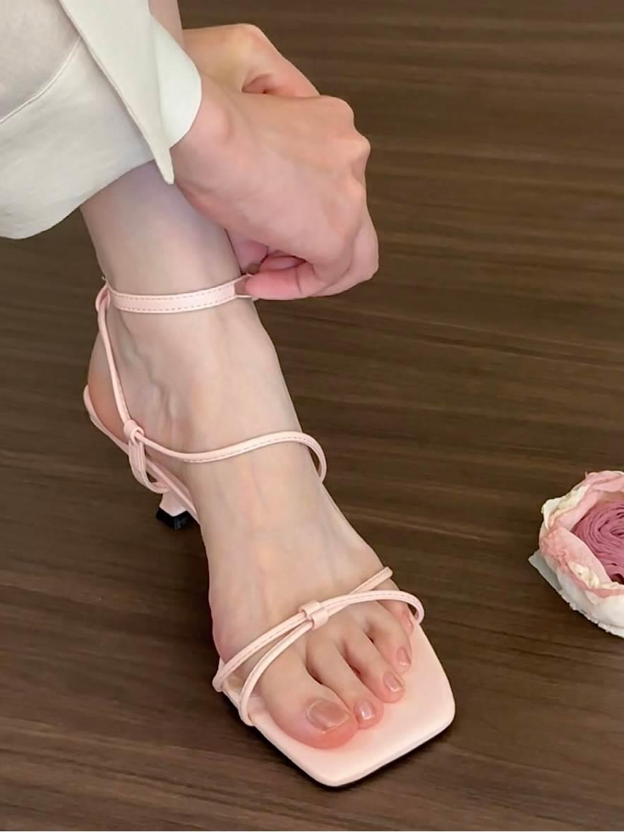 The flowers are detachable! Two-wear square toe strappy sandals