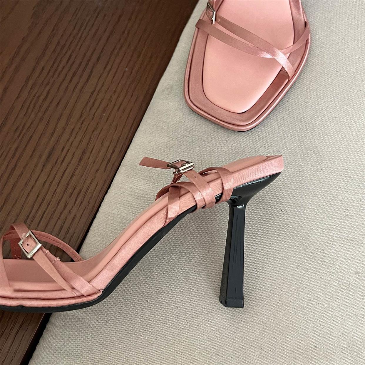One-piece satin stiletto pumps