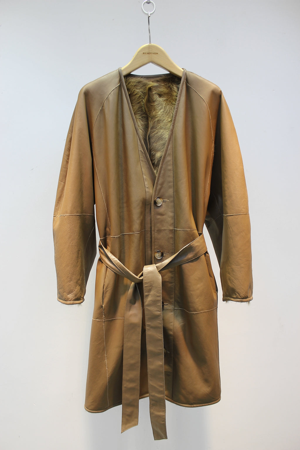 Soft small lake sheep fur one-piece V-neck reversible mid-length fur