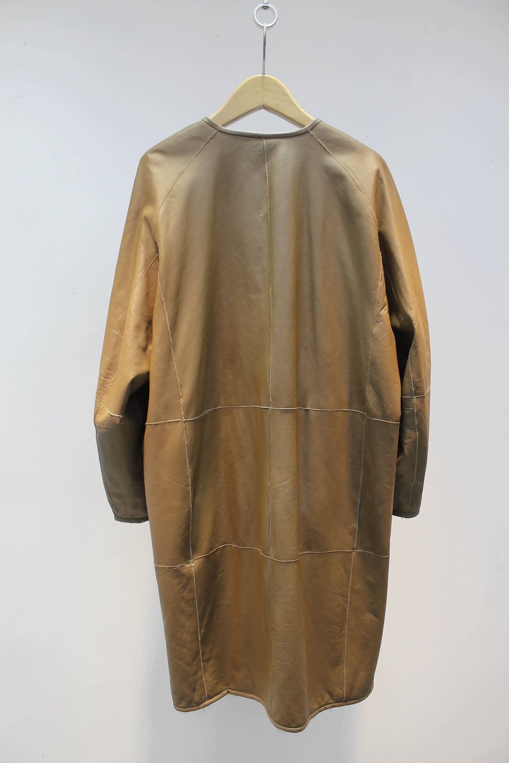 Soft small lake sheep fur one-piece V-neck reversible mid-length fur