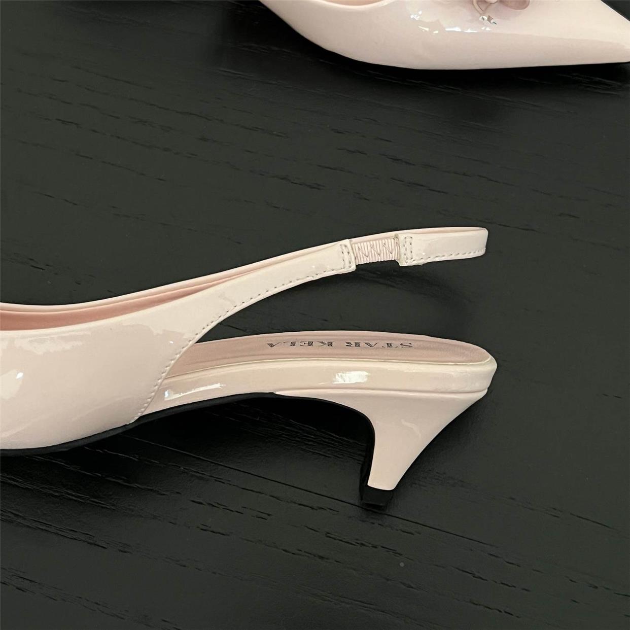 Pointed toe floral sandals