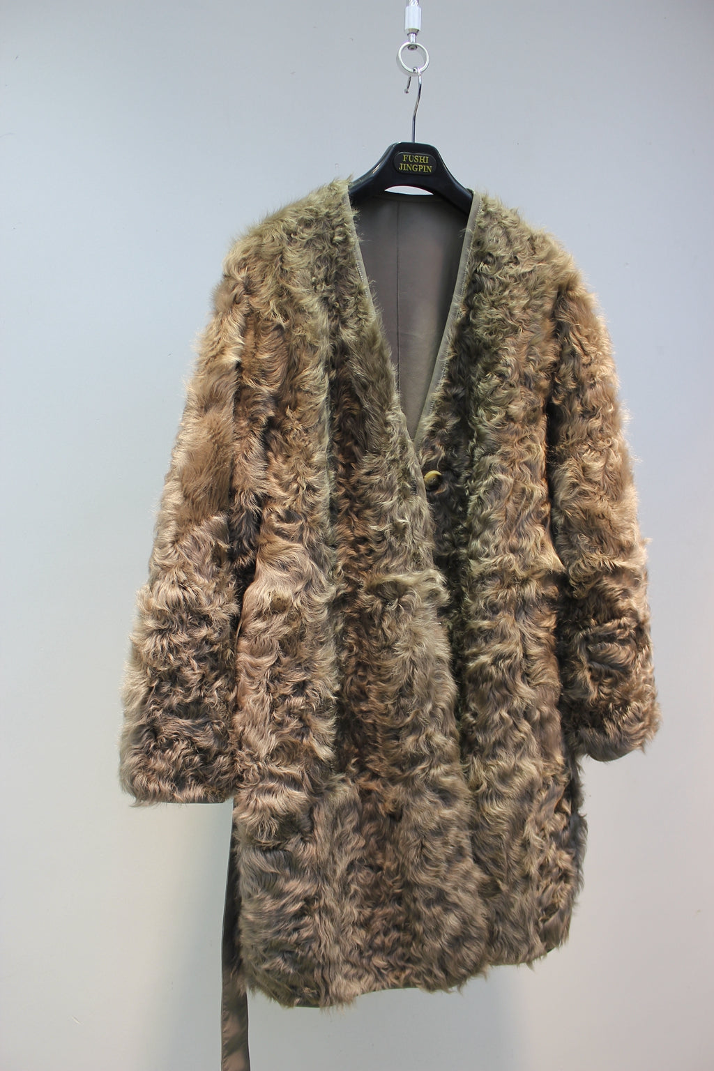 Soft small lake sheep fur one-piece V-neck reversible mid-length fur