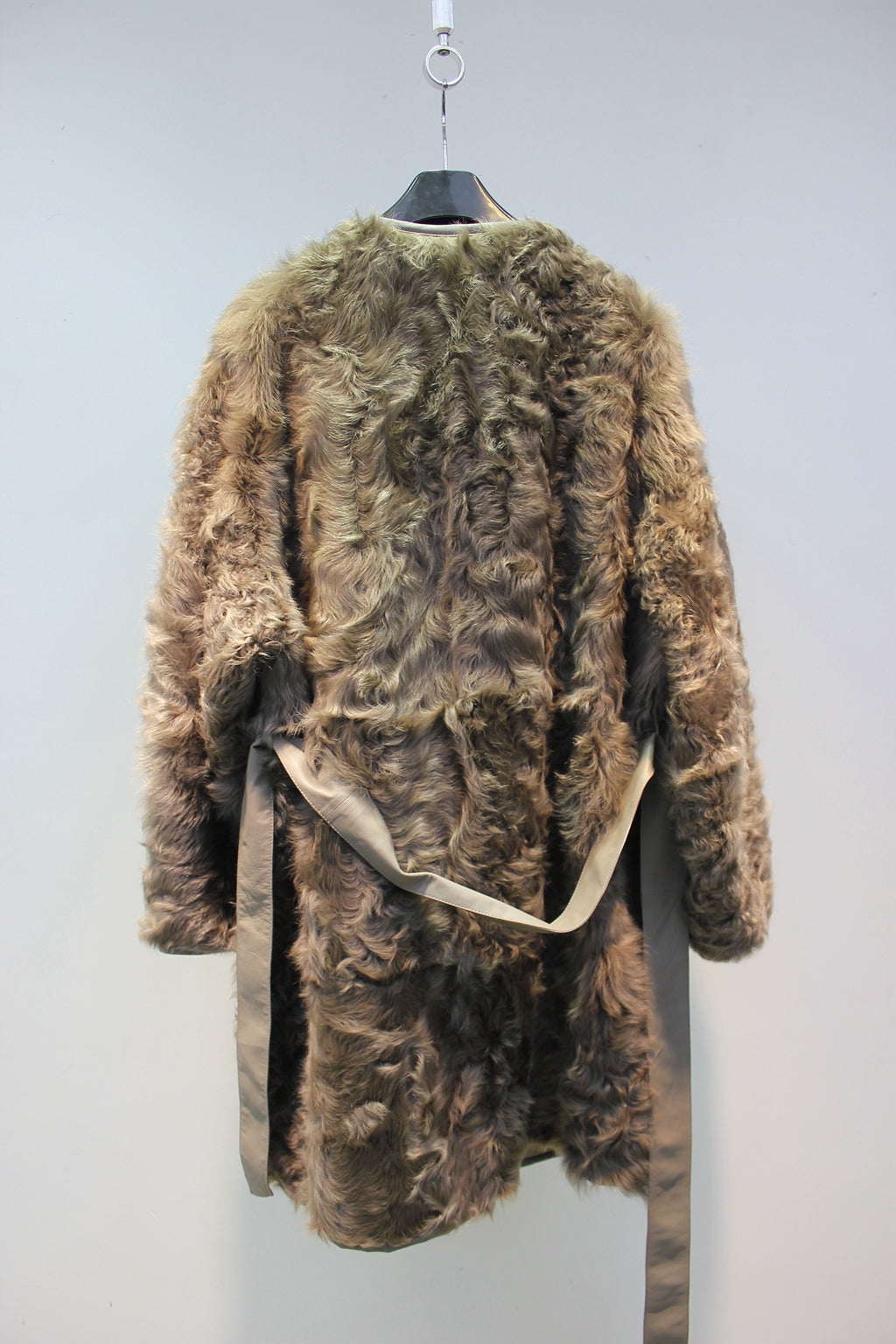 Soft small lake sheep fur one-piece V-neck reversible mid-length fur