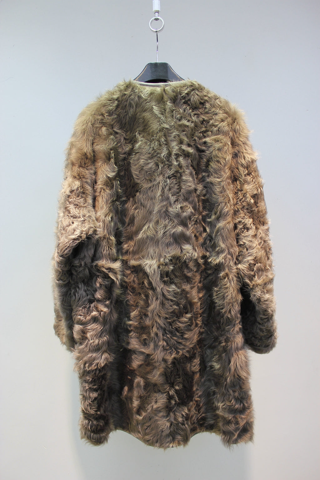 Soft small lake sheep fur one-piece V-neck reversible mid-length fur
