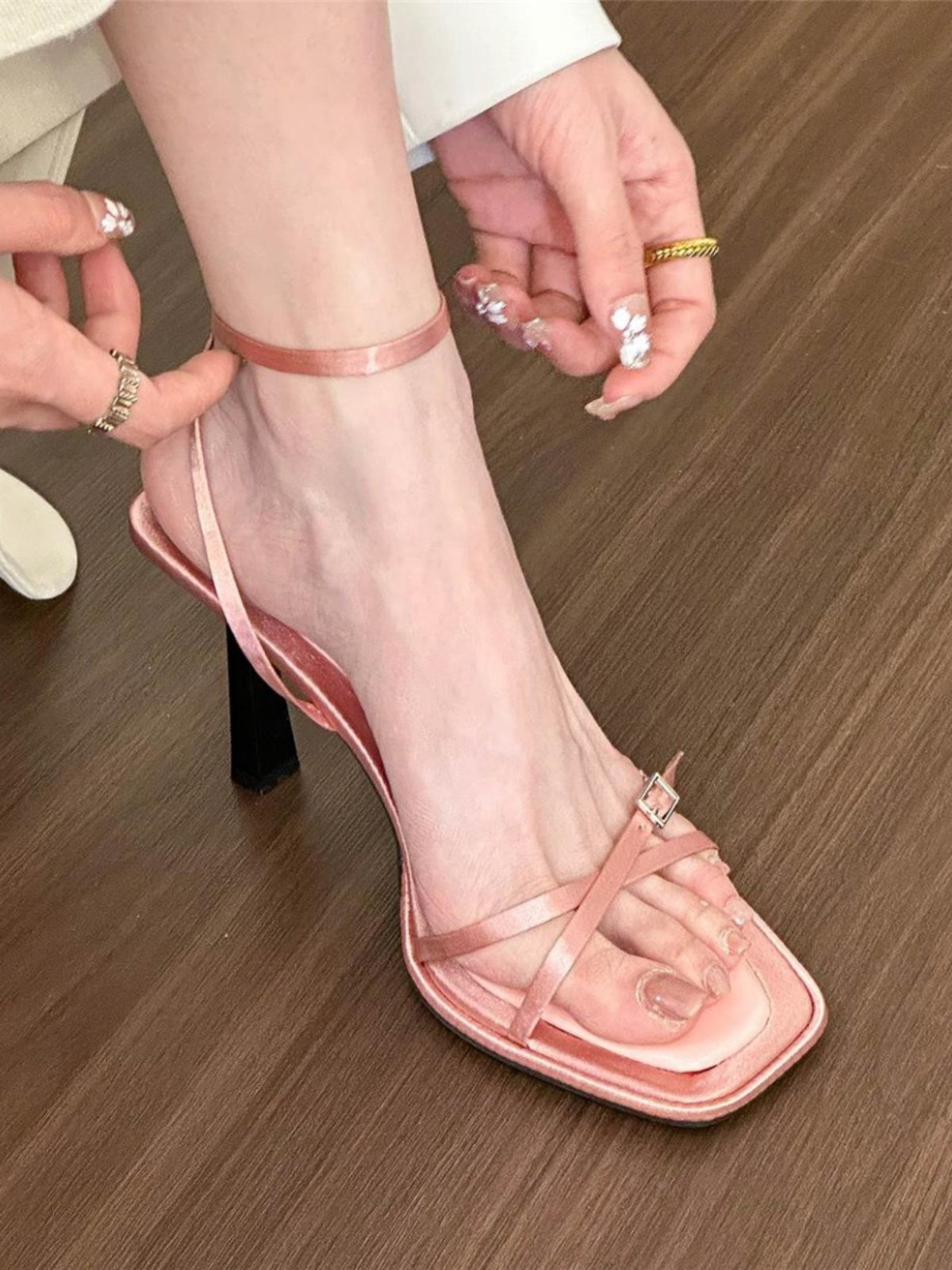 One-piece satin stiletto pumps