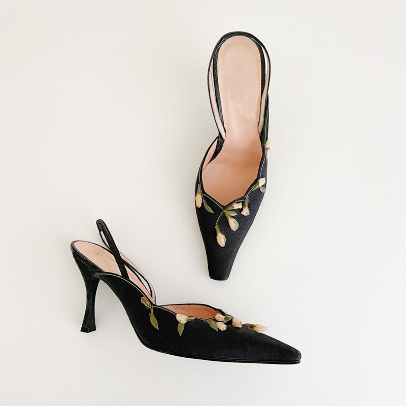 Retro pointed toe flower embroidered high heels