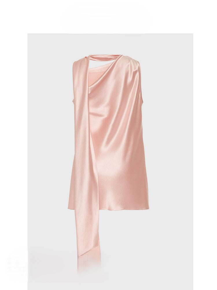 French halterneck top with ladylike temperament