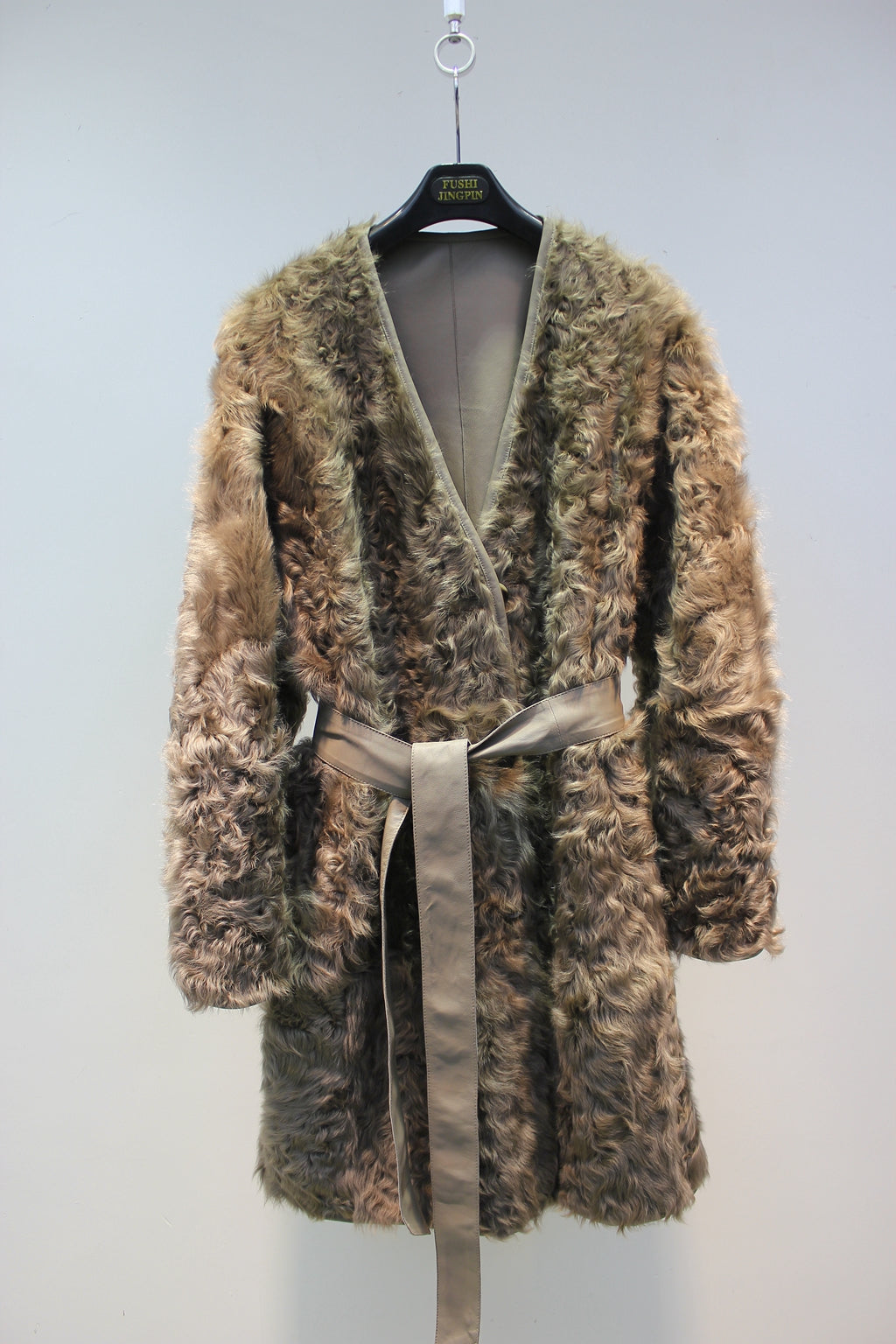 Soft small lake sheep fur one-piece V-neck reversible mid-length fur
