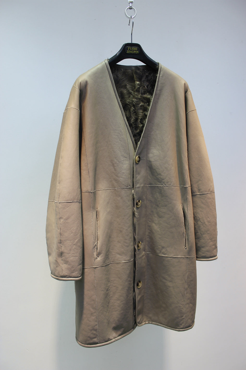 Soft small lake sheep fur one-piece V-neck reversible mid-length fur