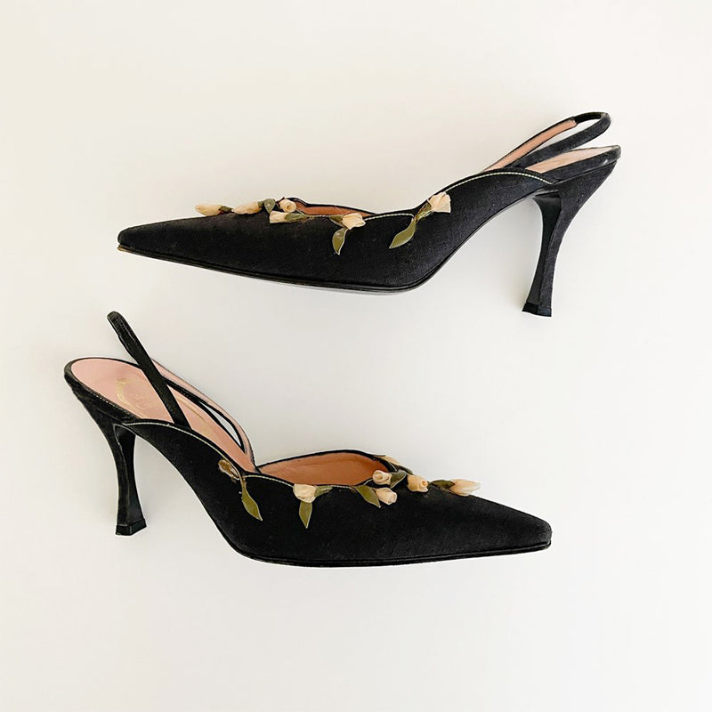Retro pointed toe flower embroidered high heels