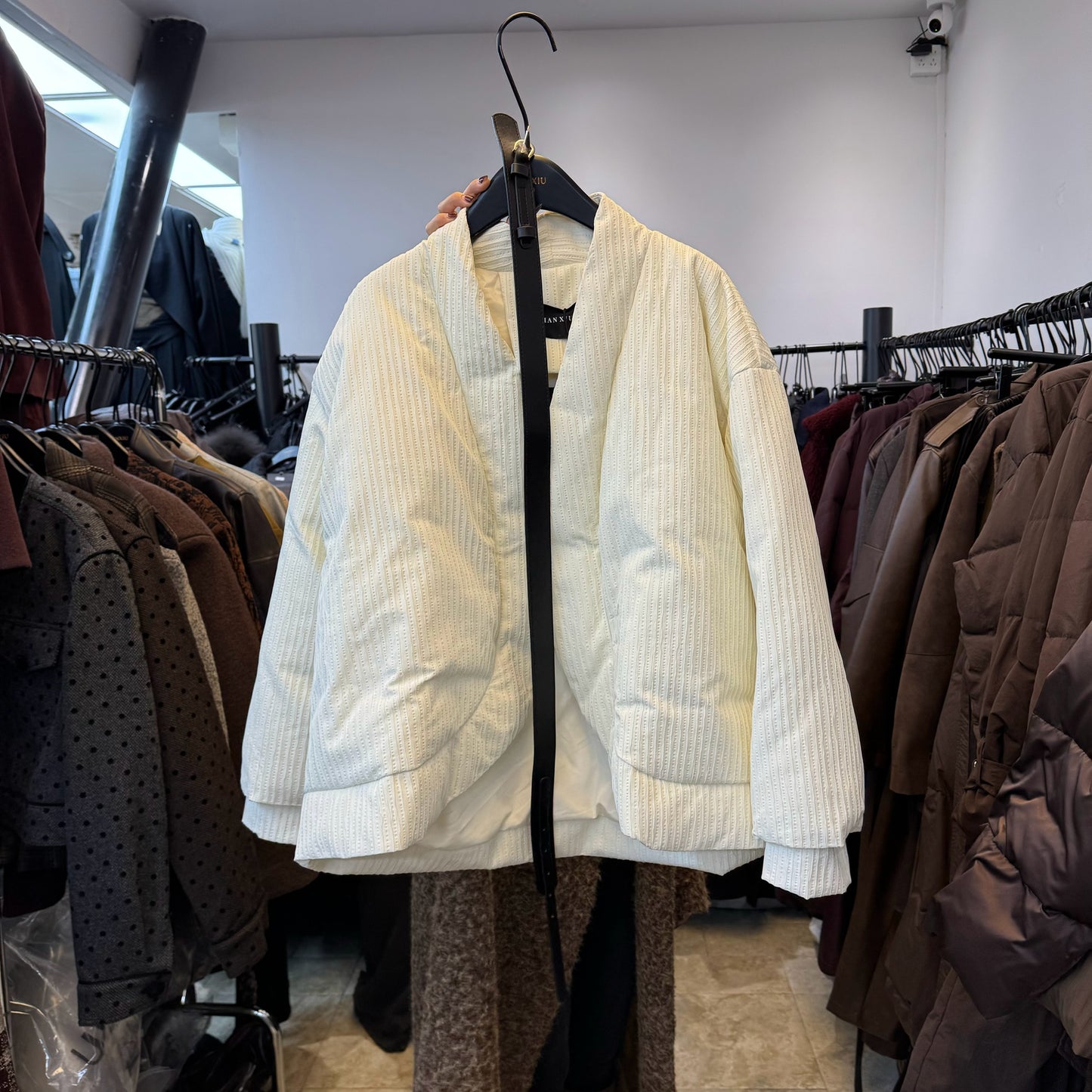 Short V-neck waist thick down jacket