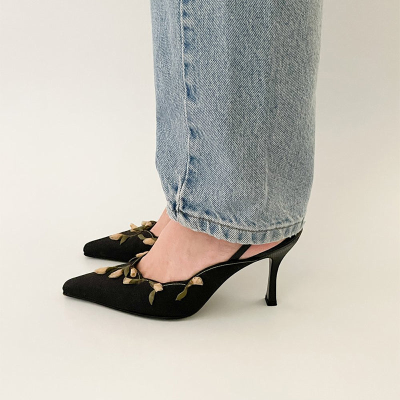 Retro pointed toe flower embroidered high heels