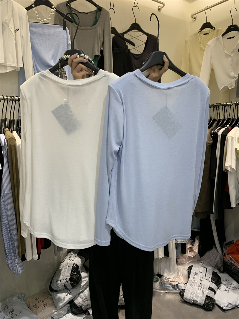 V-neck long-sleeved T-shirt