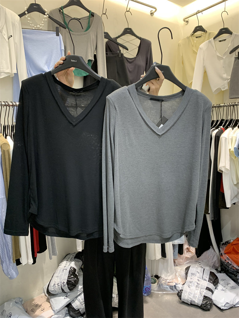 V-neck long-sleeved T-shirt