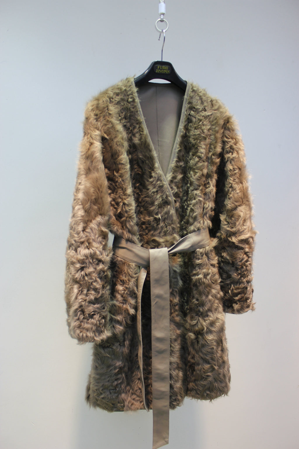 Soft small lake sheep fur one-piece V-neck reversible mid-length fur