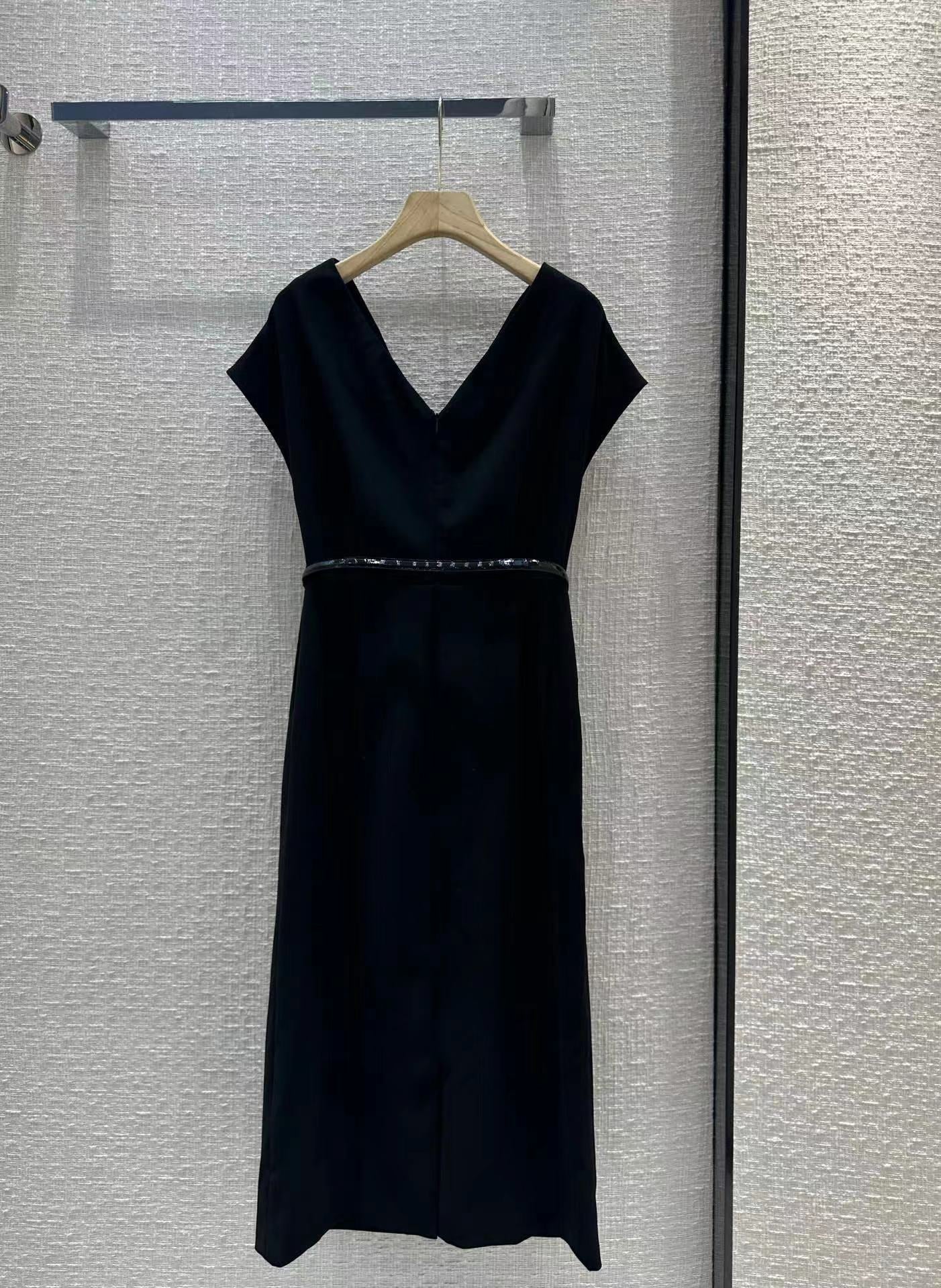 Deep V-neck waist dress