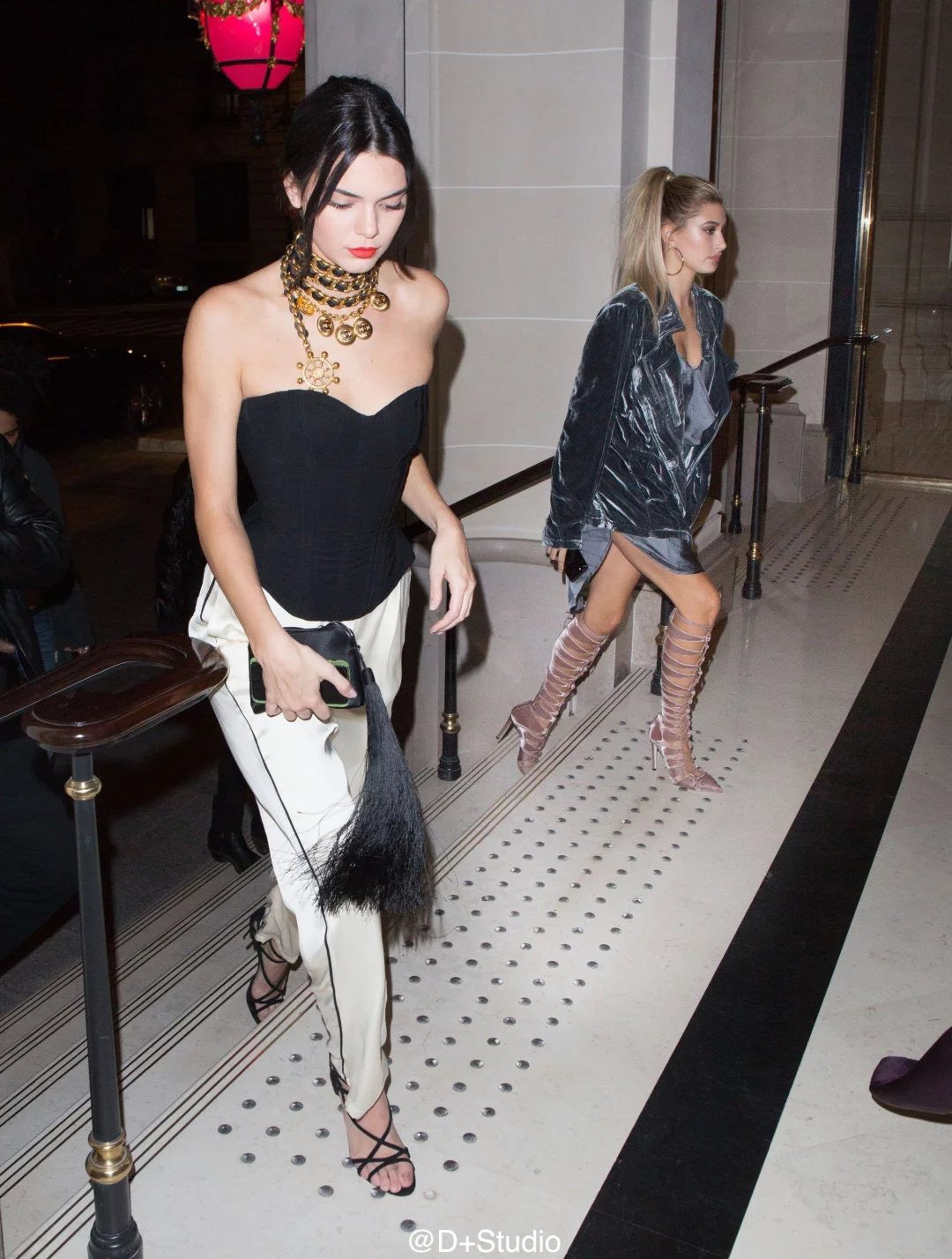 Slim hot girl wears three-dimensional fishbone tube top