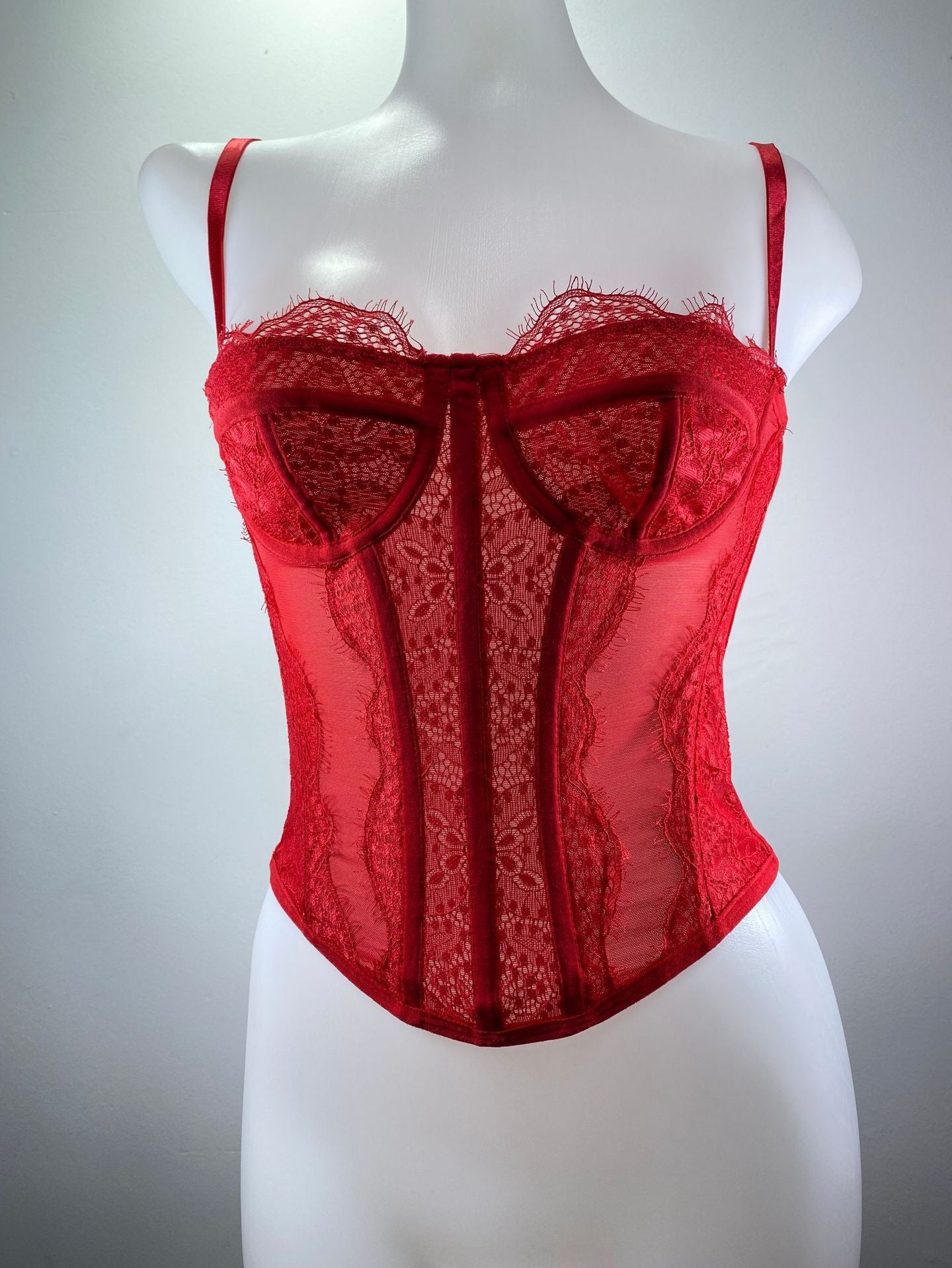 Hot girl lace embroidered fishbone suspender wear outside