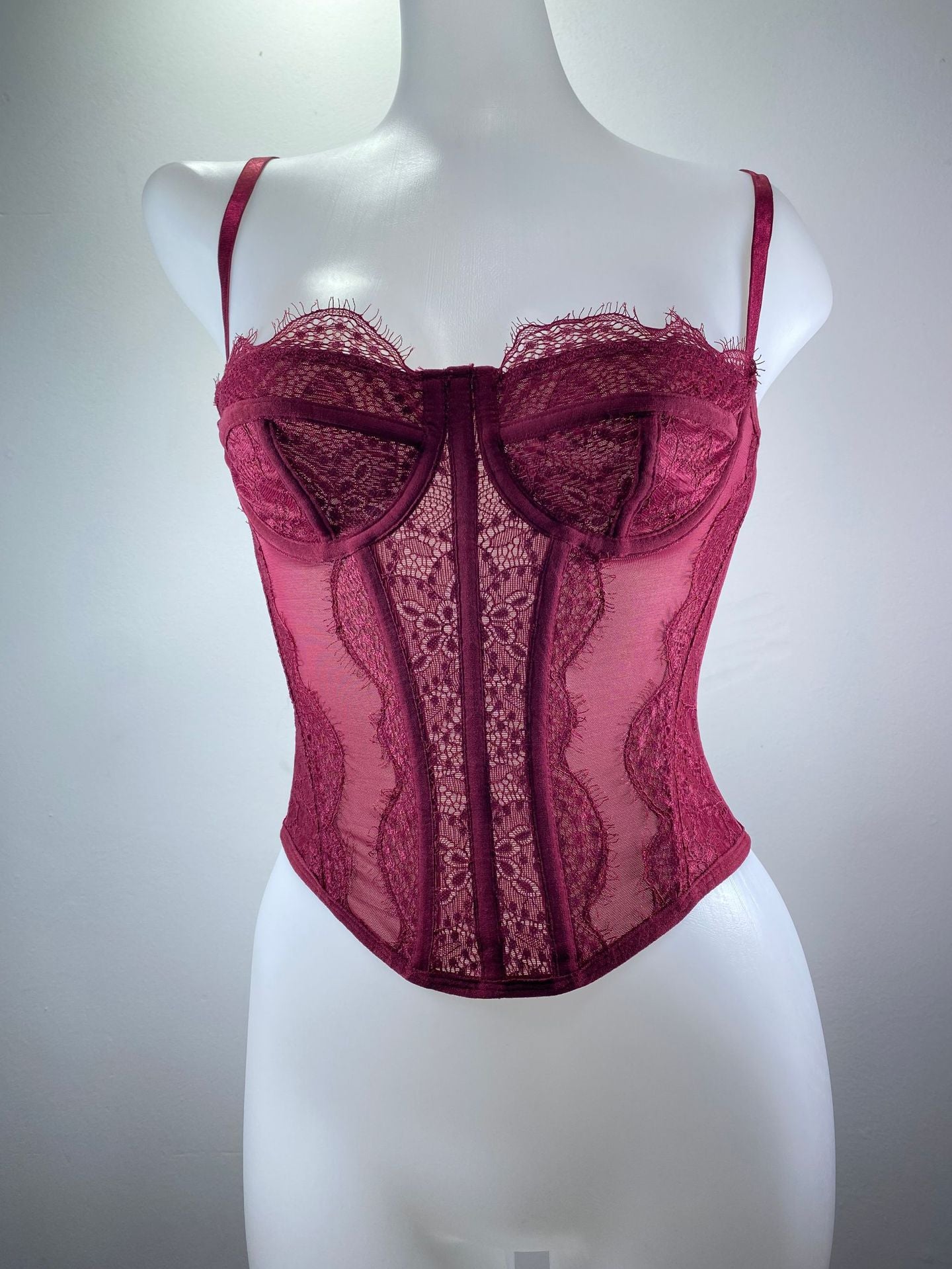 Hot girl lace embroidered fishbone suspender wear outside