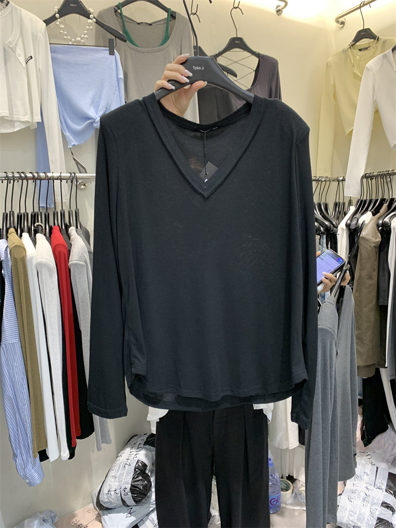 V-neck long-sleeved T-shirt