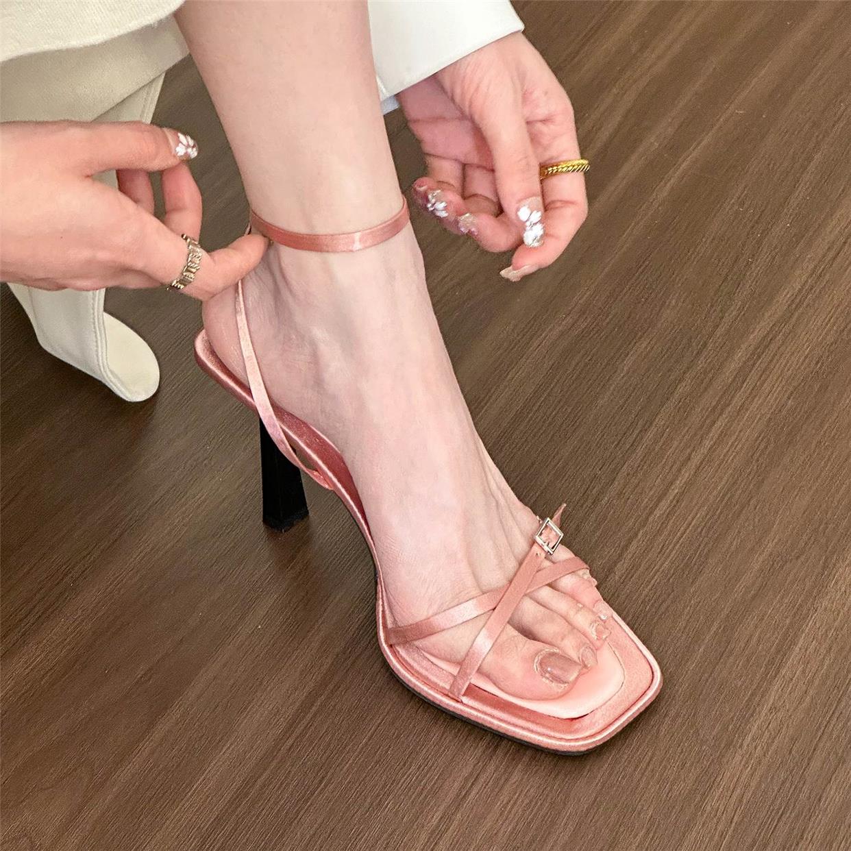 One-piece satin stiletto pumps