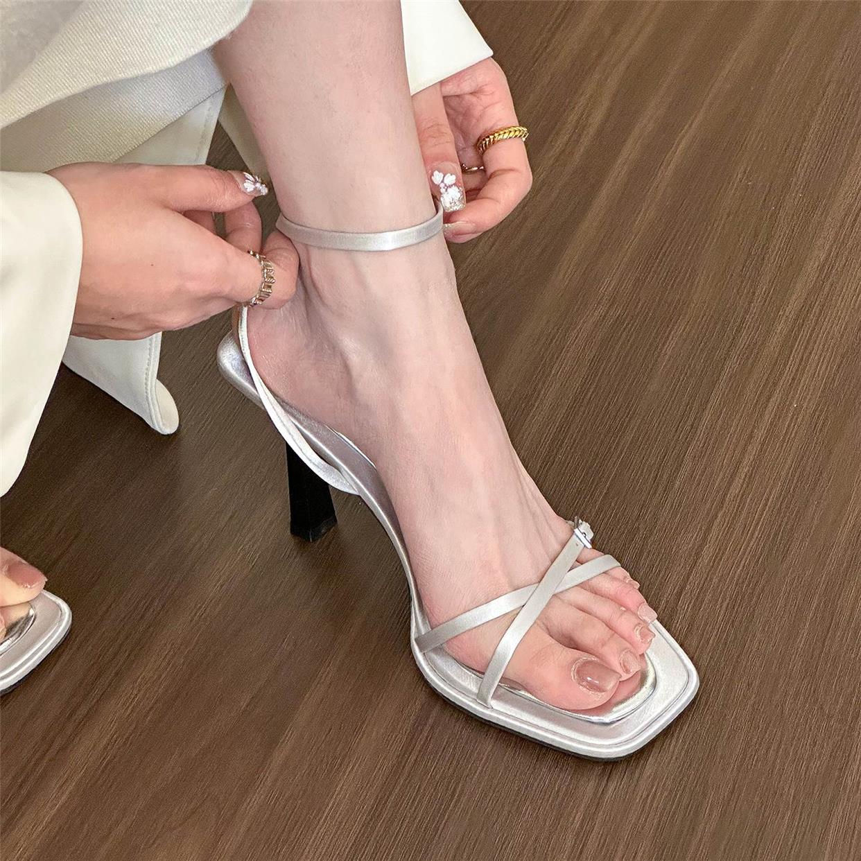 One-piece satin stiletto pumps