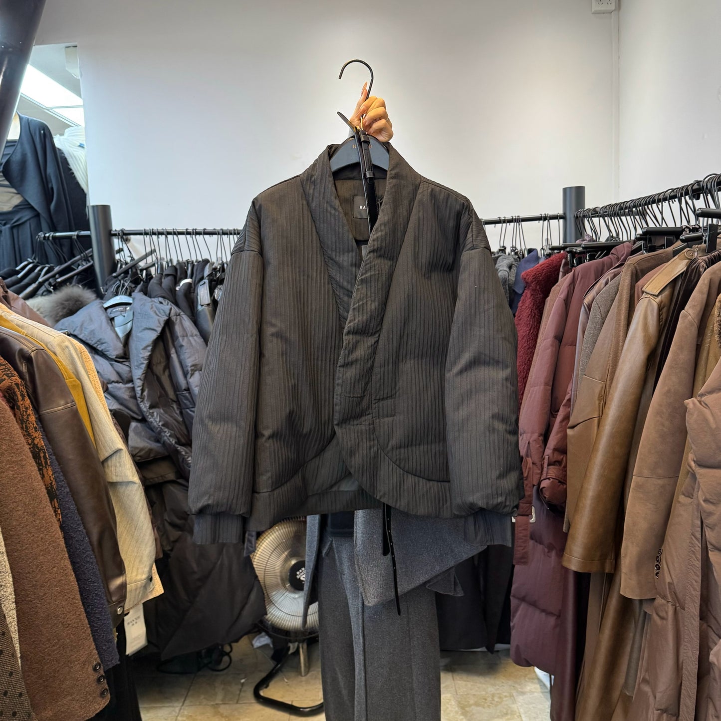 Short V-neck waist thick down jacket