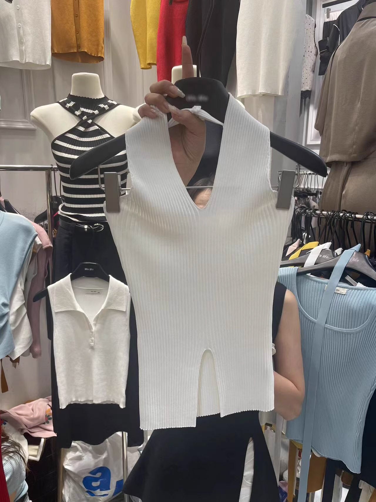 V-neck halter neck slit knit vest top