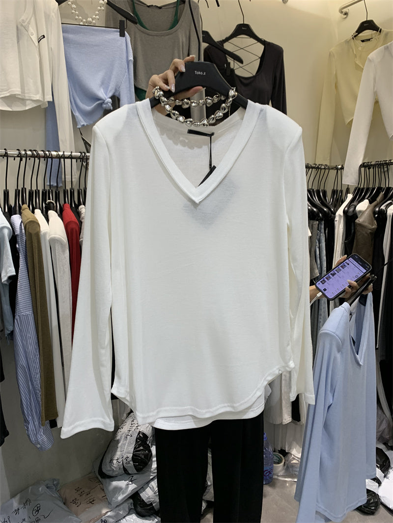 V-neck long-sleeved T-shirt