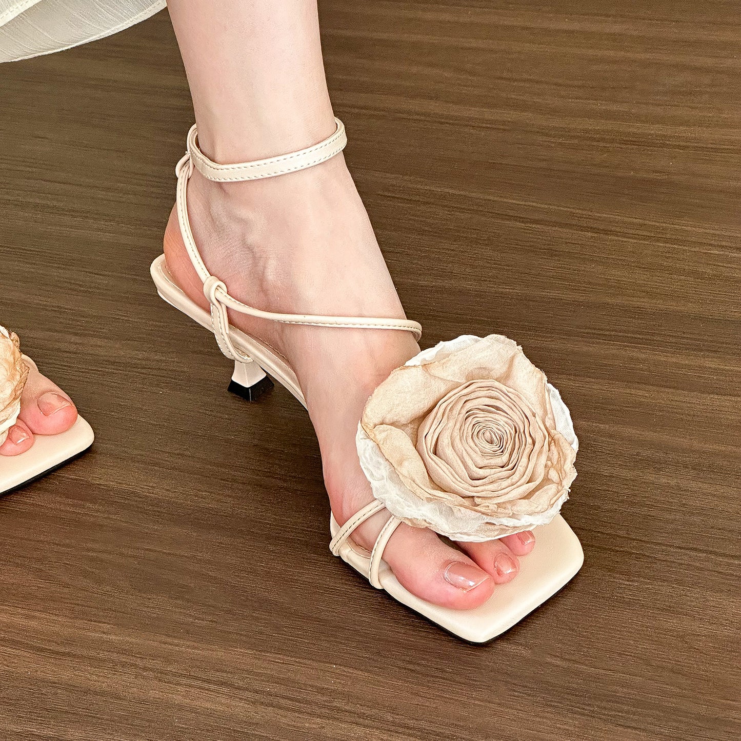 The flowers are detachable! Two-wear square toe strappy sandals