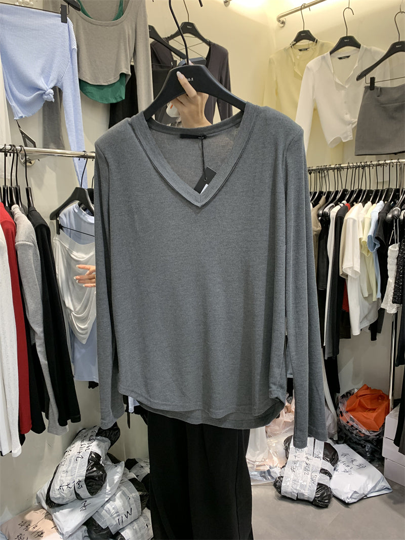 V-neck long-sleeved T-shirt