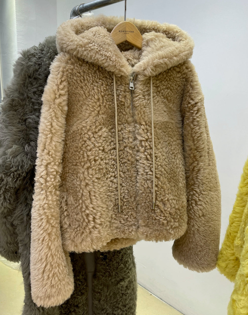 Lmported sheepskin one-piece bear hooded short coat