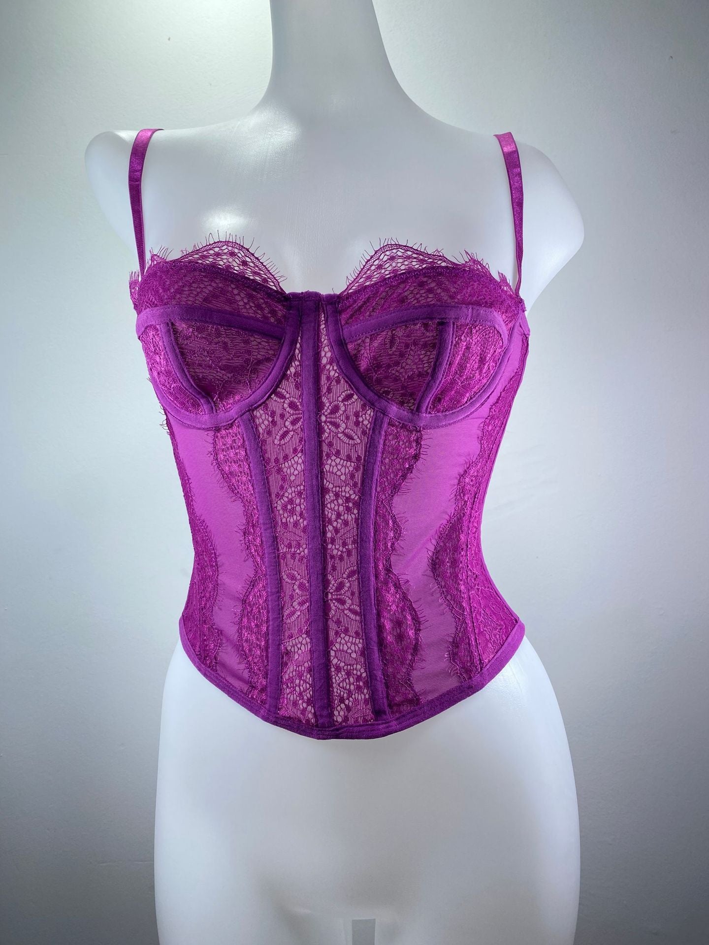 Hot girl lace embroidered fishbone suspender wear outside