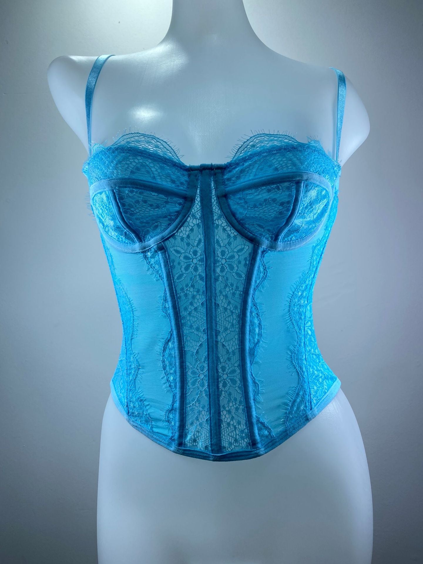 Hot girl lace embroidered fishbone suspender wear outside