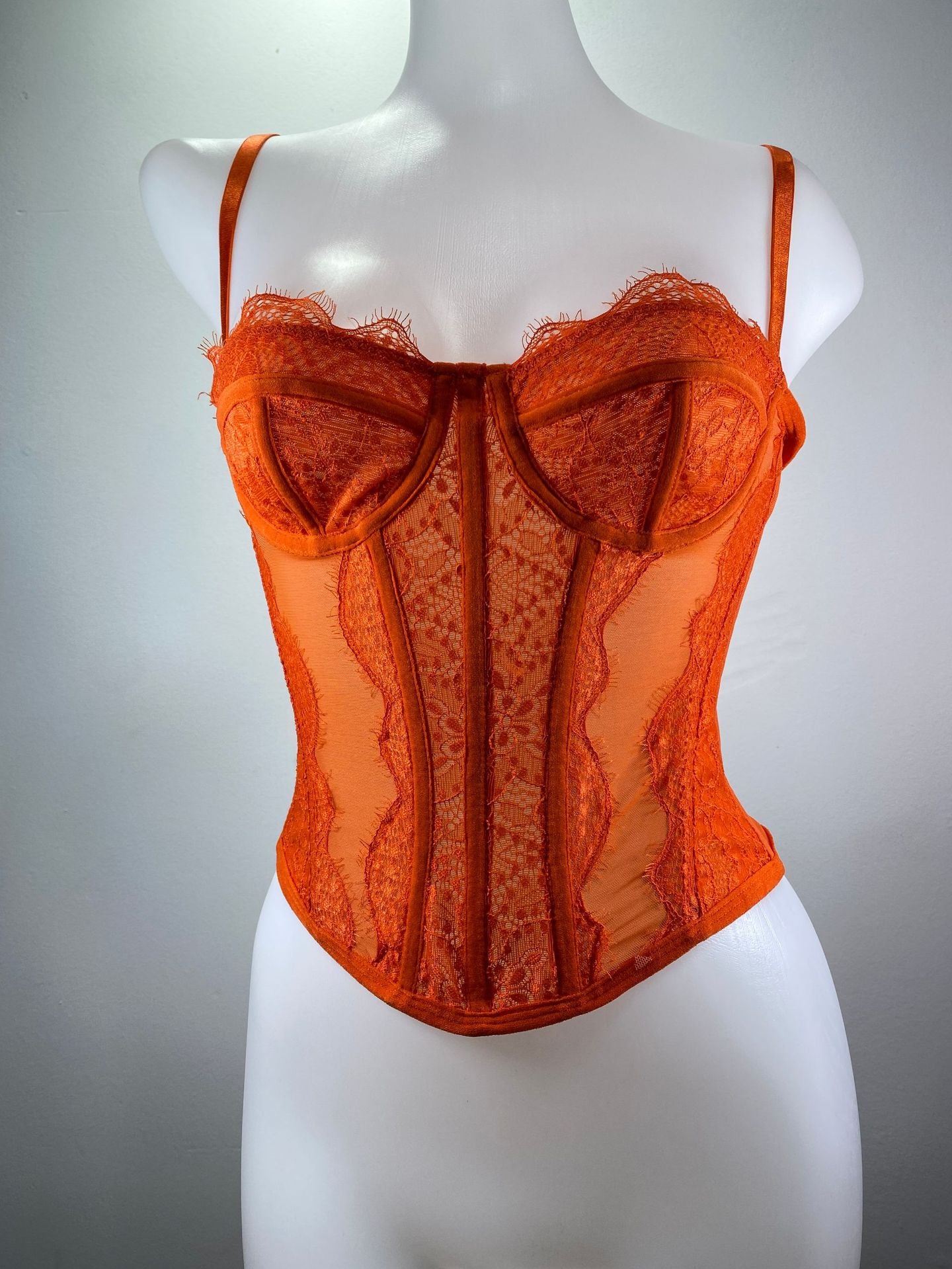 Hot girl lace embroidered fishbone suspender wear outside
