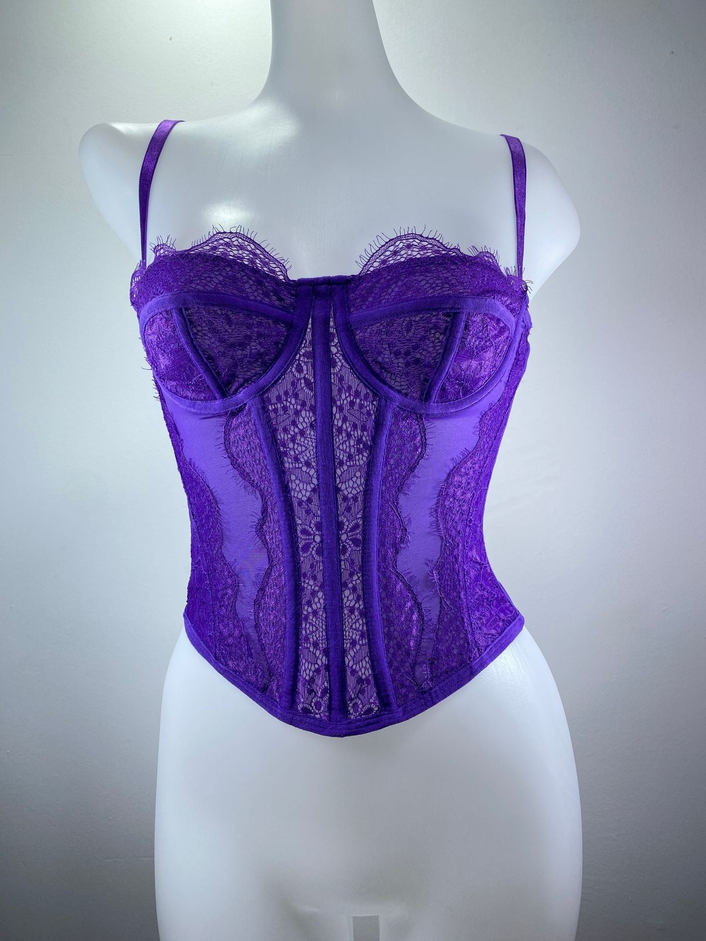 Hot girl lace embroidered fishbone suspender wear outside