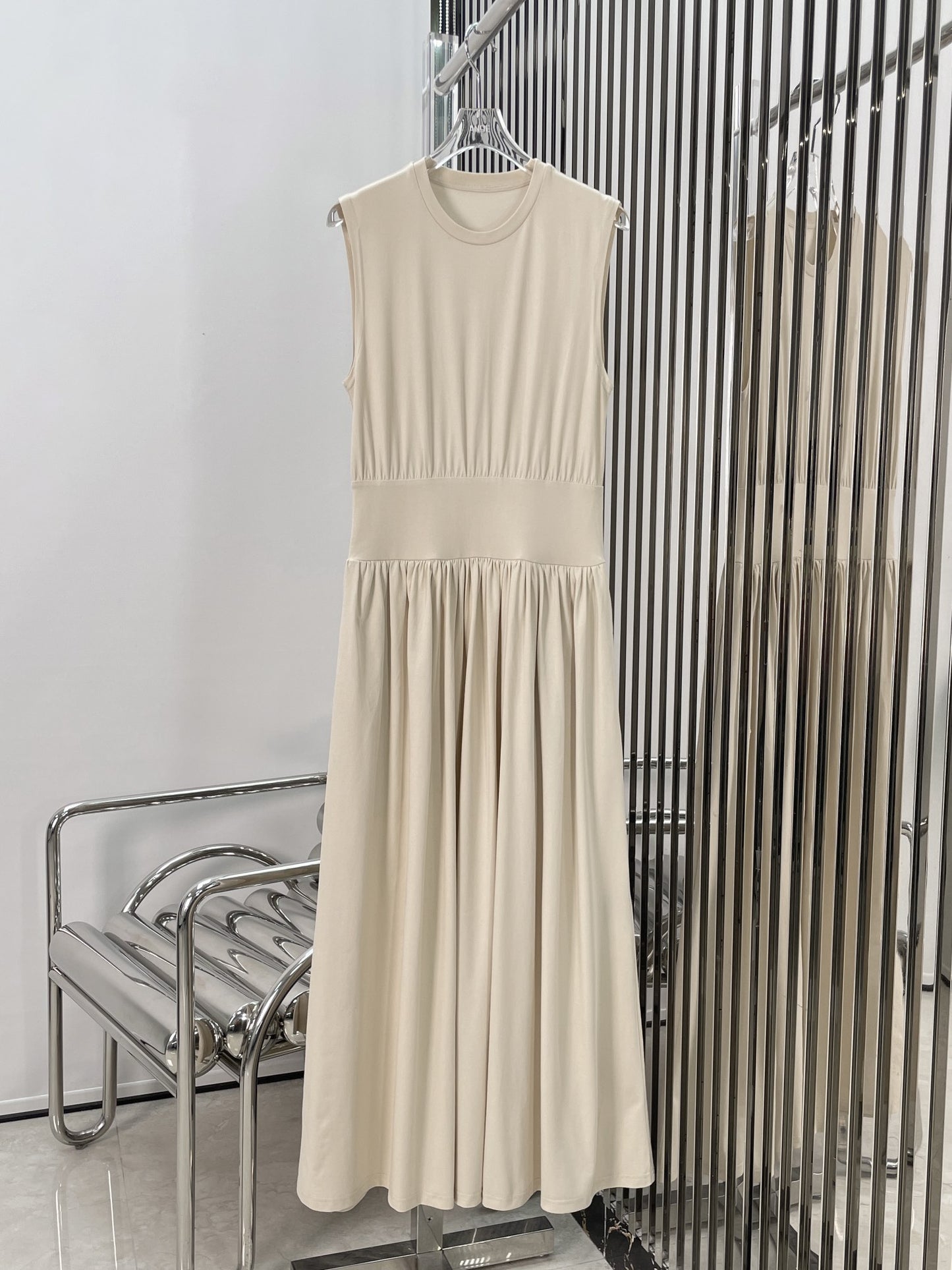 Minimalist round-neck sleeveless long dress