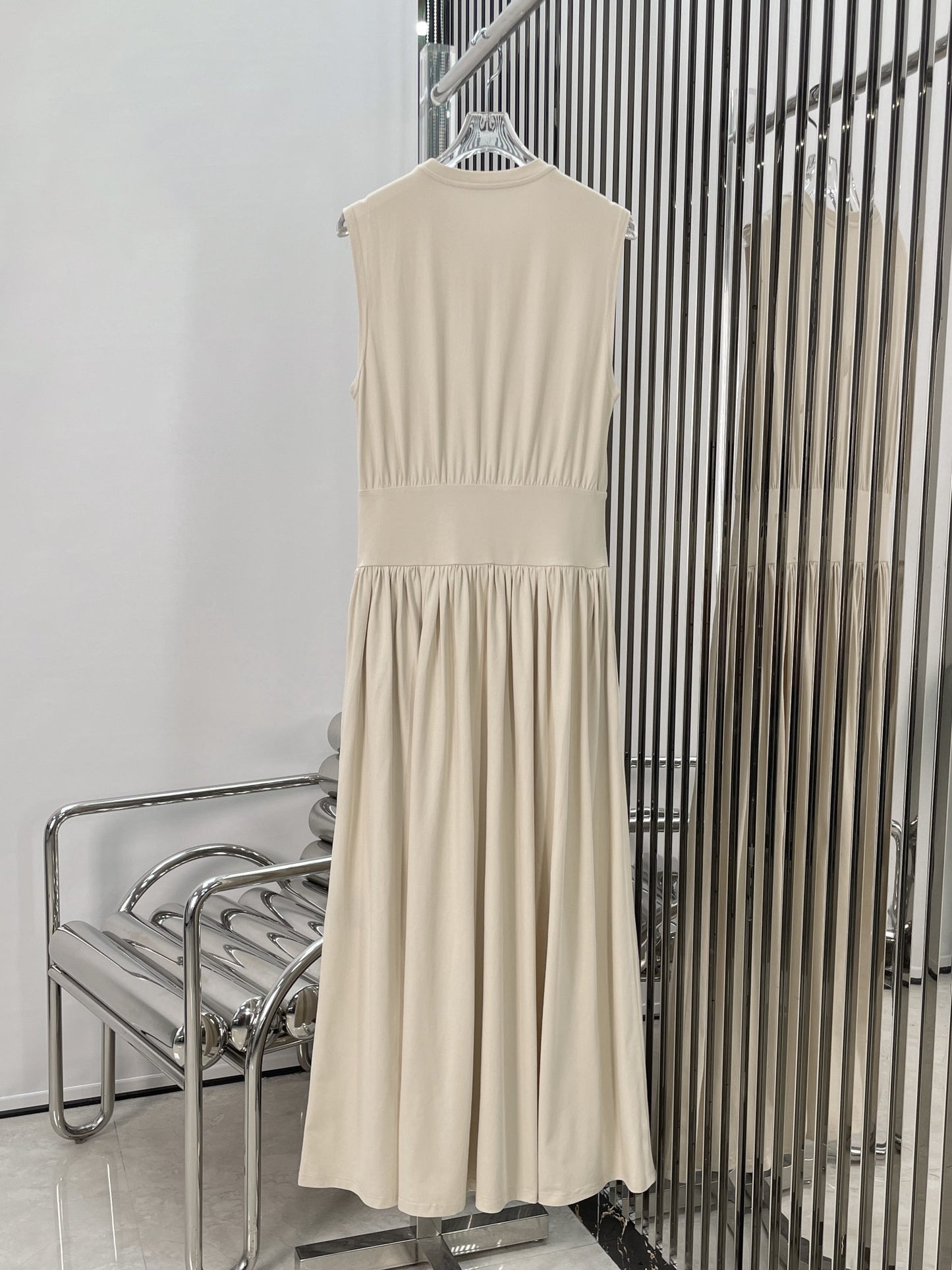 Minimalist round-neck sleeveless long dress