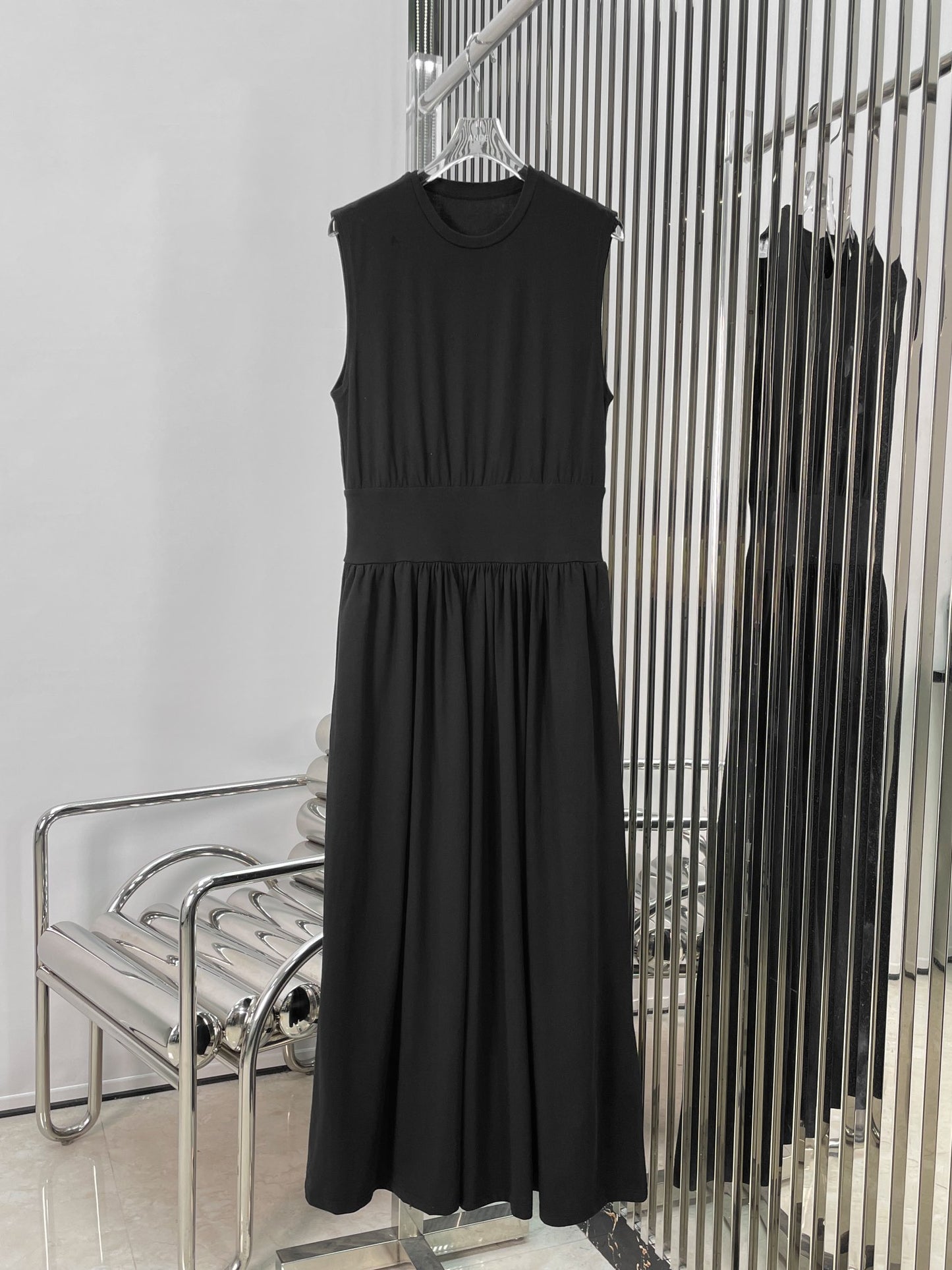 Minimalist round-neck sleeveless long dress